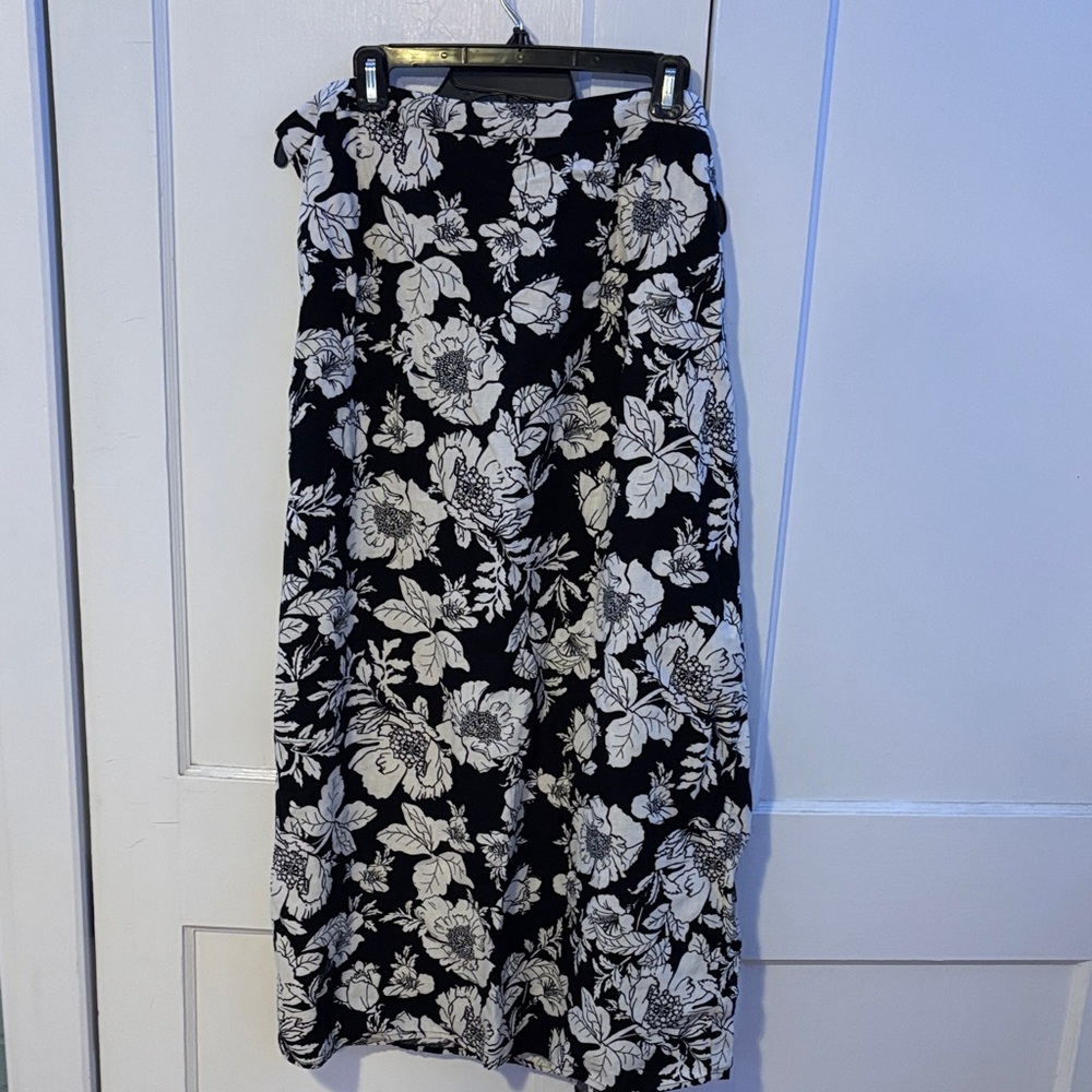 Old Navy Black and White Floral Maxi Skirt